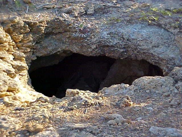 Vista general de la boca de la entrada principal de la Cueva de El Pico PAraguaná 6